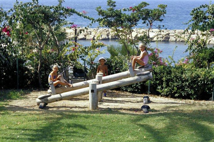 coral-beach-hotel-resort-3.jpg